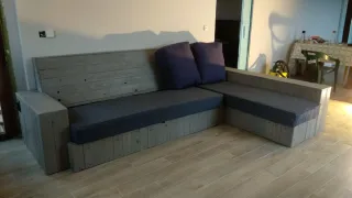 Sofá modular gris hecho a mano con palets.