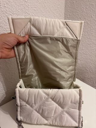 Bolso blanco acolchado con cadena