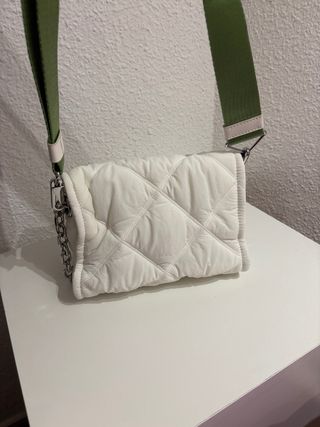 Bolso blanco acolchado con cadena