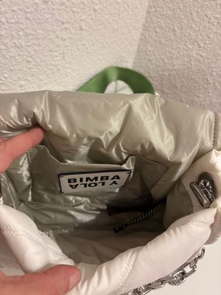 Bolso blanco acolchado con cadena