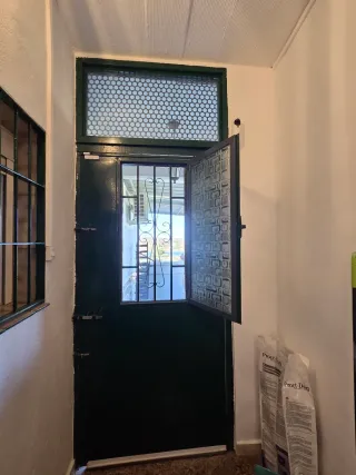 Puerta metálica con cristal
