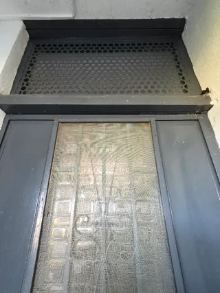Puerta metálica con cristal