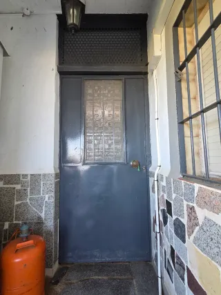 Puerta metálica con cristal