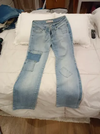 Pantalones vaqueros desgastados con parches