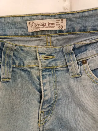 Pantalones vaqueros desgastados con parches