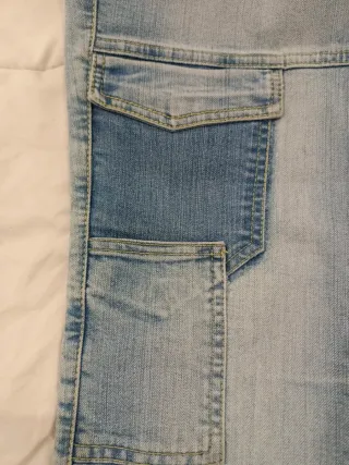 Pantalones vaqueros desgastados con parches