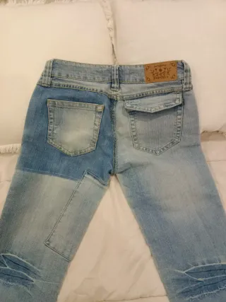 Pantalones vaqueros desgastados con parches