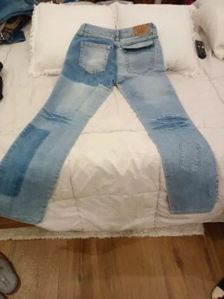 Pantalones vaqueros desgastados con parches