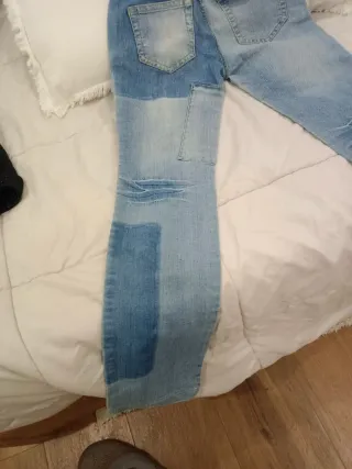 Pantalones vaqueros desgastados con parches