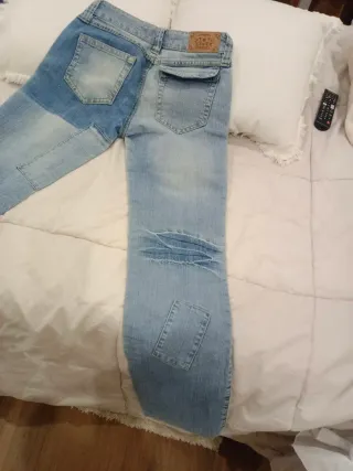 Pantalones vaqueros desgastados con parches