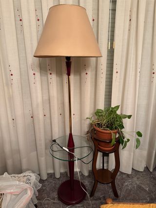 Lámpara de pie con mesa de cristal