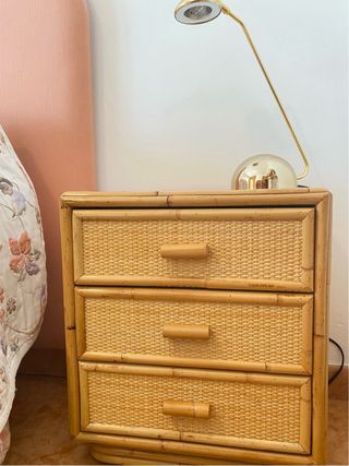 Conjunto de ratán: estantería, mesitas y banqueta.