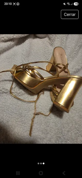 Sandalias de tacón doradas