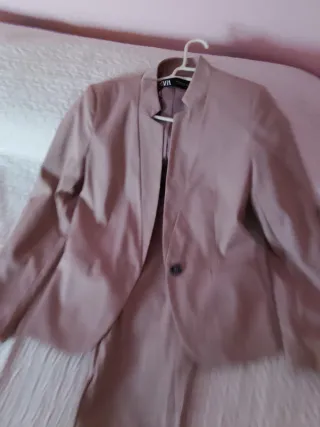 Traje Zara rosa
