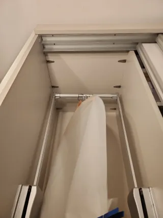 Perchero abatible metal y plástico.