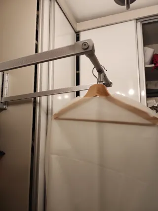 Perchero abatible metal y plástico.