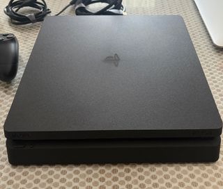 PS4 (PlayStation 4) Negra + Mando y Cables