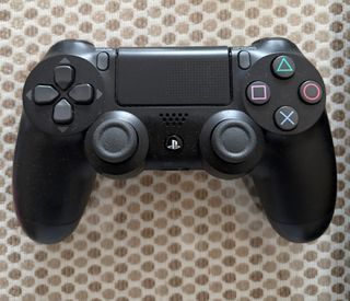 PS4 (PlayStation 4) Negra + Mando y Cables