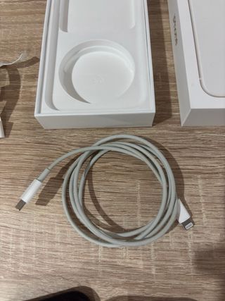 iPhone 11 Blanco + Accesorios (cargador + fundas)