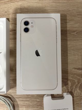iPhone 11 Blanco + Accesorios (cargador + fundas)