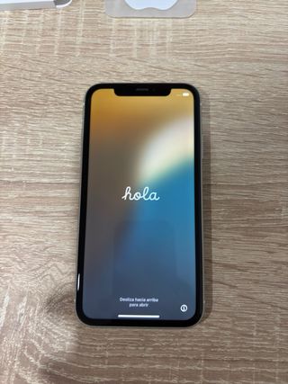 iPhone 11 Blanco + Accesorios (cargador + fundas)