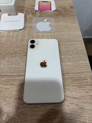 iPhone 11 Blanco + Accesorios (cargador + fundas)