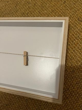 Marco con cuerda y pinzas para colgar fotos