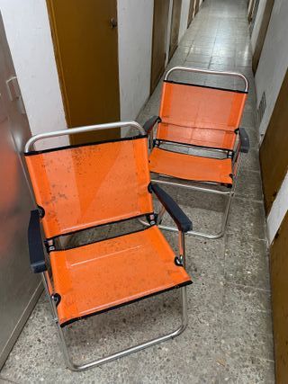 Sillas de camping plegables naranjas.