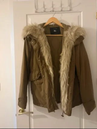 Parka Zara verde militar con capucha