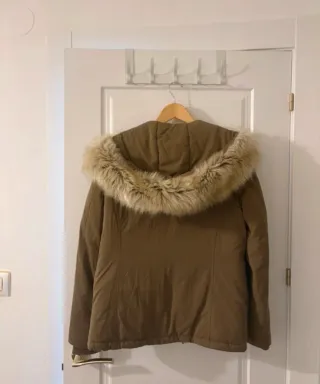 Parka Zara verde militar con capucha