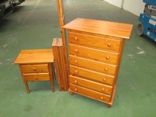 Muebles de pino: cómoda y mesita