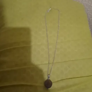 Cadena de plata con colgante piedra marrón
