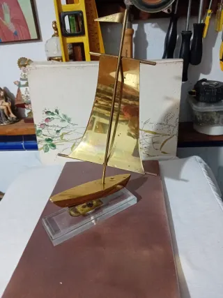 Figura de barco de latón dorado