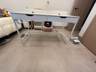 Escritorio blanco con cajones y hueco