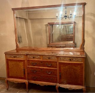 Aparador antiguo de madera con espejo y mesa