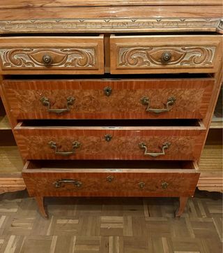 Aparador antiguo de madera con espejo y mesa