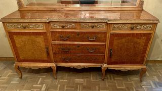 Aparador antiguo de madera con espejo y mesa
