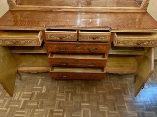 Aparador antiguo de madera con espejo y mesa