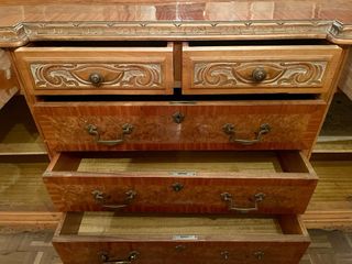 Aparador antiguo de madera con espejo y mesa