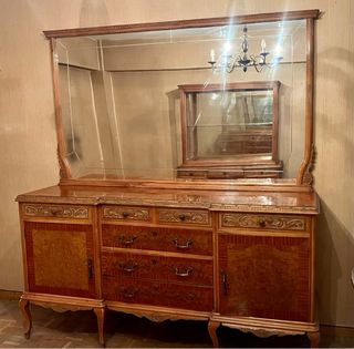 Aparador antiguo de madera con espejo y mesa