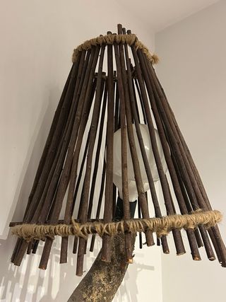 Lámpara rústica de madera y yute