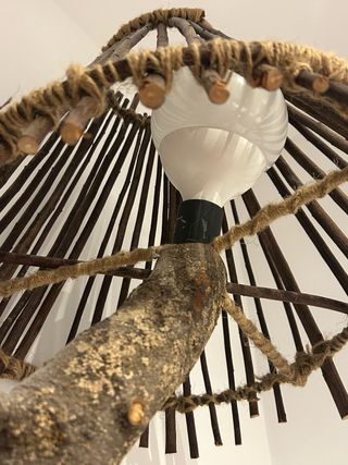 Lámpara rústica de madera y yute