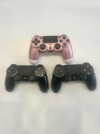 Consola PS4 Pro Negra y accesorios.