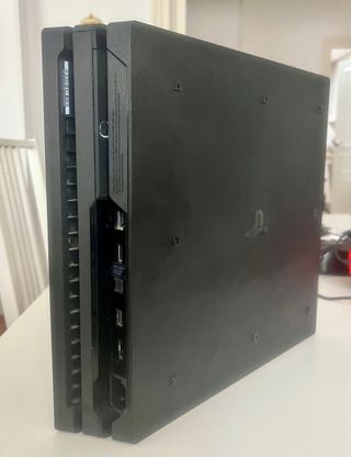 Consola PS4 Pro Negra y accesorios.