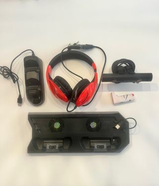 Consola PS4 Pro Negra y accesorios.