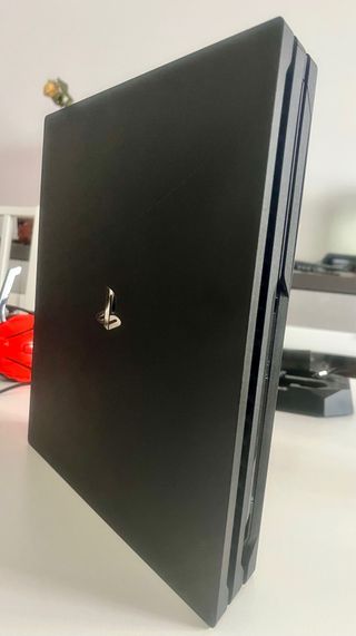 Consola PS4 Pro Negra y accesorios.