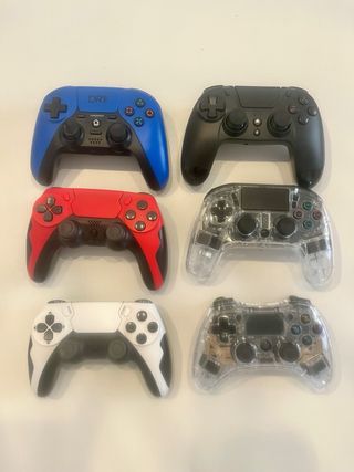 Consola PS4 Pro Negra y accesorios.