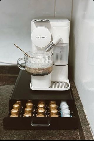 Cafetera Nespresso DeLonghi Lattissima One