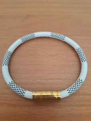 Pulsera Louis Vuitton dorada y blanca