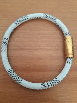 Pulsera Louis Vuitton dorada y blanca